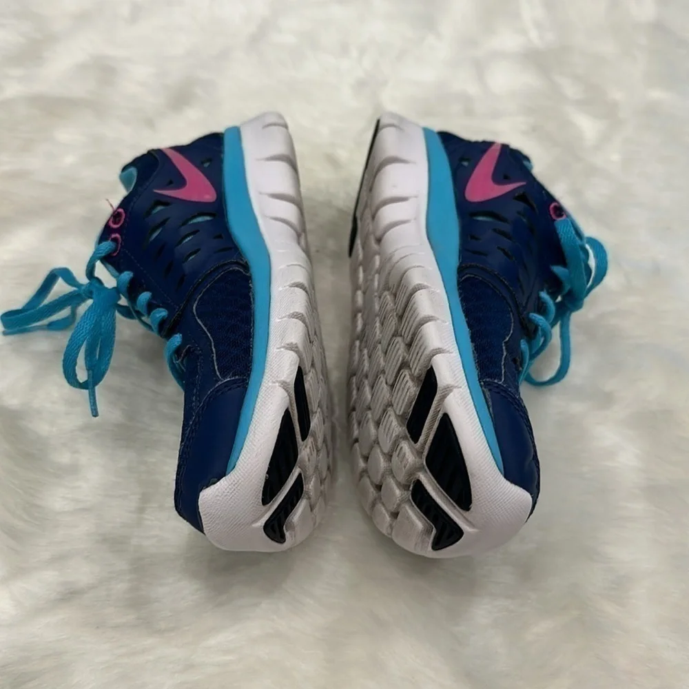 Nike tennis shoe dark blue light blue pink swish size 6